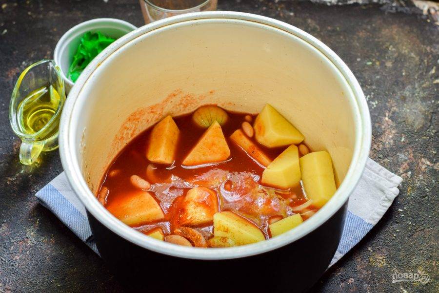 Залейте в чашу томатный соус. Установите режим "Тушение", время — 1 час. Спустя время подавайте блюдо к столу.