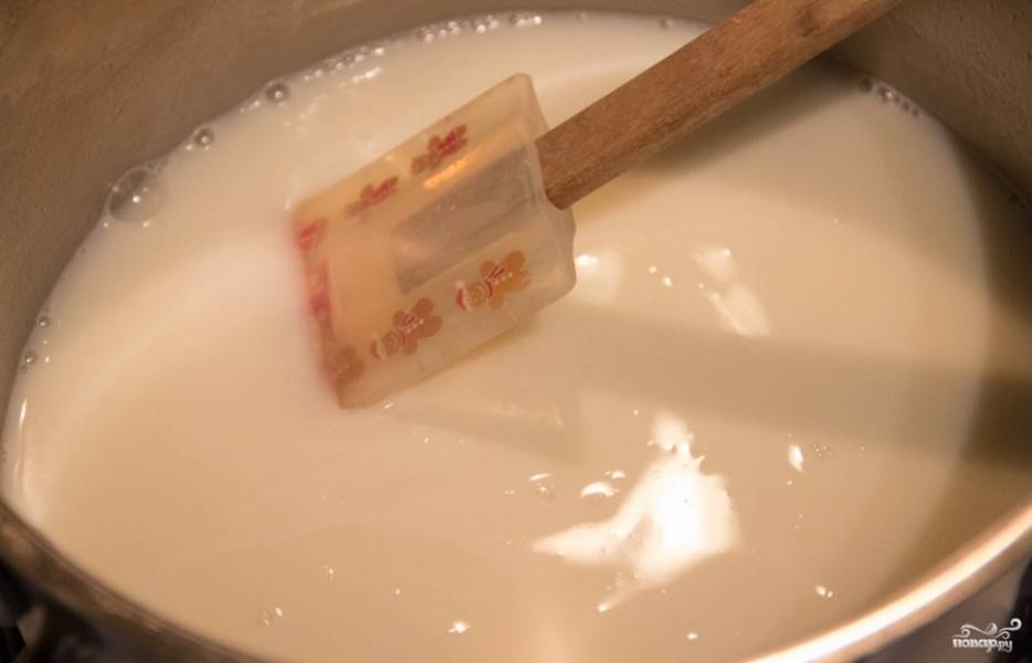 Молоко вылейте в кастрюлю, добавьте щепотку соли и 0,75 стакана сахара, на среднем огне подогрейте, но кипеть молоко не должно.