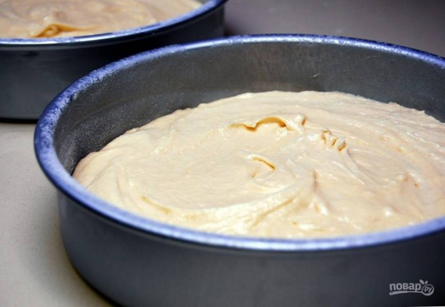 5. Теперь выложите тесто в круглую форму для выпечки. Запекайте бисквит в течение 43-х минут при 180 градусах в духовке.