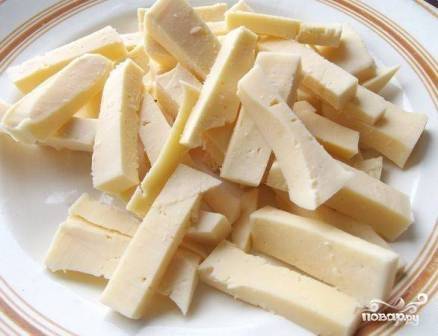 Сыр нарезаем брусочками