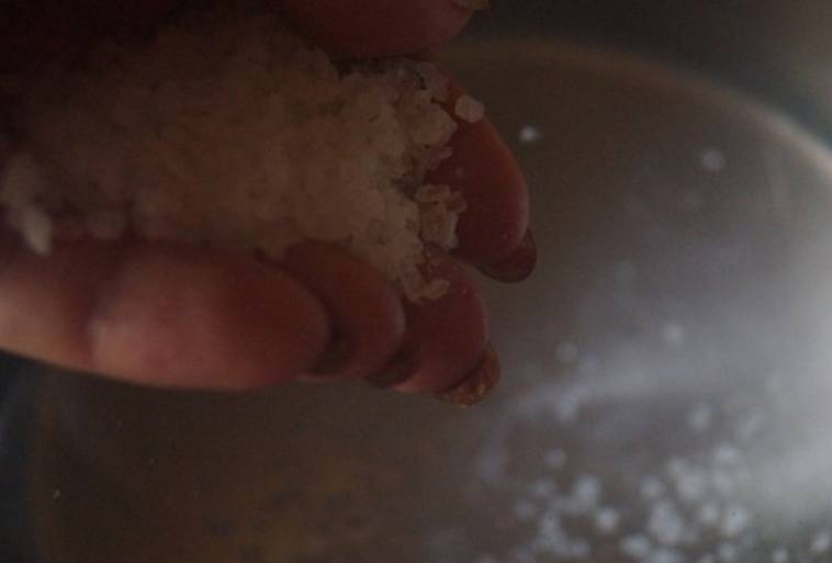 Сварим рассол. Кипятим воду, растворяем в ней соль. Остудите приготовленный рассол.