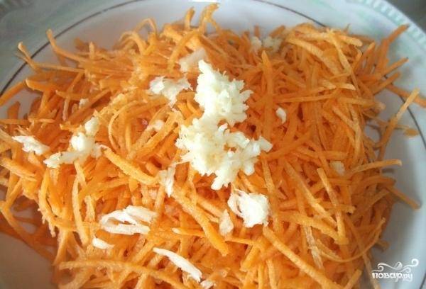 2. Выдавить чеснок в тарелку с морковью.