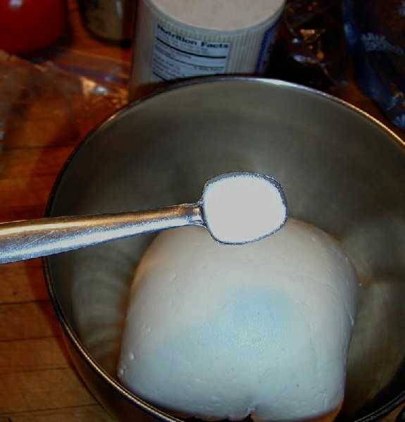 Добавить к творогу 2 чайные ложки соли и размешать так, чтобы творог рассыпался на горошины. Далее надо сделать "сыворотку" для блю сыра. Размешиваем 20 грамм сыра блю с 1/4 стакана холодной воды. Выливаем это на творог и перемешиваем. Заматываем в стерилизованную марлю и ставим на ночь под пресс.