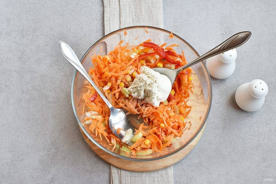 Заправьте салат сметаной и майонезом, посолив и поперчив по вкусу.