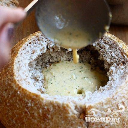 7. С помощью половника вылить приготовленный суп в хлебную миску. Посыпать небольшой горсткой тертого сыра сверху и сразу же подавать.