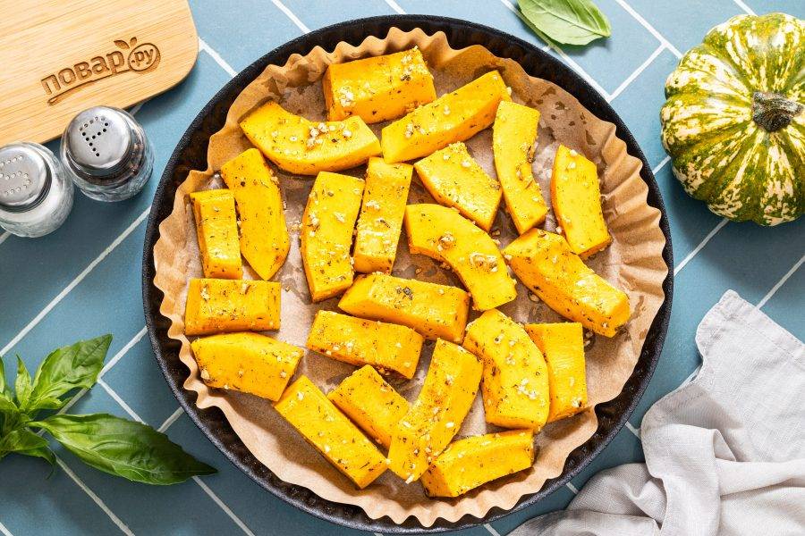 Выложите тыквенные ломтики в форму для запекания. Выпекайте в разогретой до 185 градусов духовке около 30-40 минут до мягкости и румяного цвета. В готовую тыкву должно легко входить вилка.