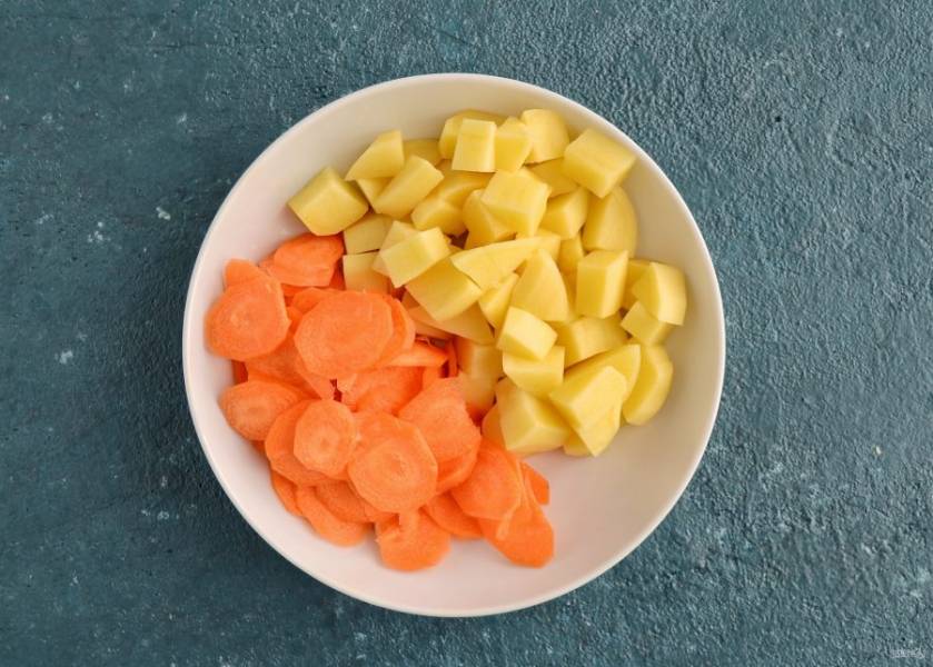 Нарежьте картофель и морковь. 