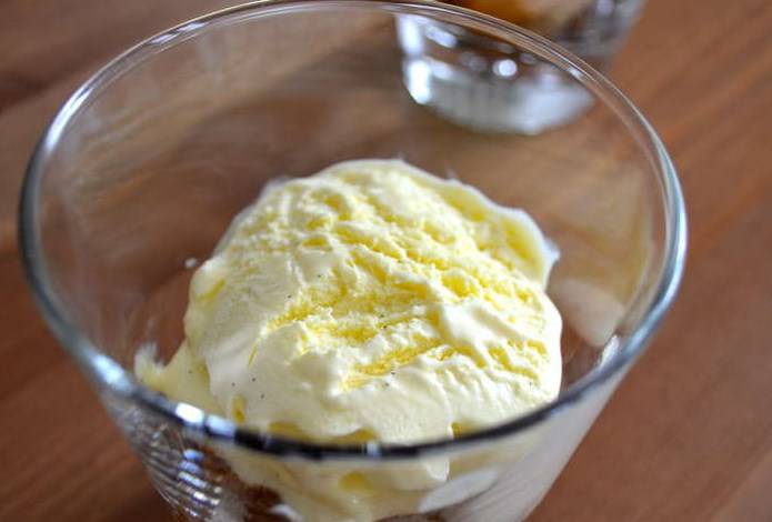 Сверху положите слой ванильного мороженого. На него — слой шоколадно-сливочного крема, затем повторите еще слой мороженого и завершите слоем крема. Присыпьте десерт шоколадной крошкой.
