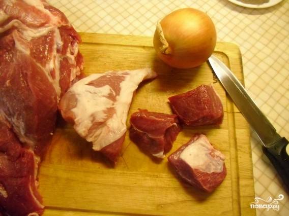Мясо порезать средними кусочками.