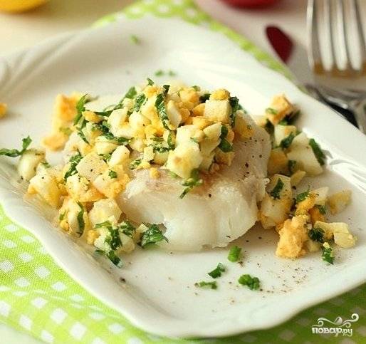 Кусочки рыбного филе разложить по порционным тарелкам. Добавить в каждую немного бульона (по желанию) и рубленное яйцо, полить растопленным сливочным маслом. Посыпать укропом и подать на стол. 