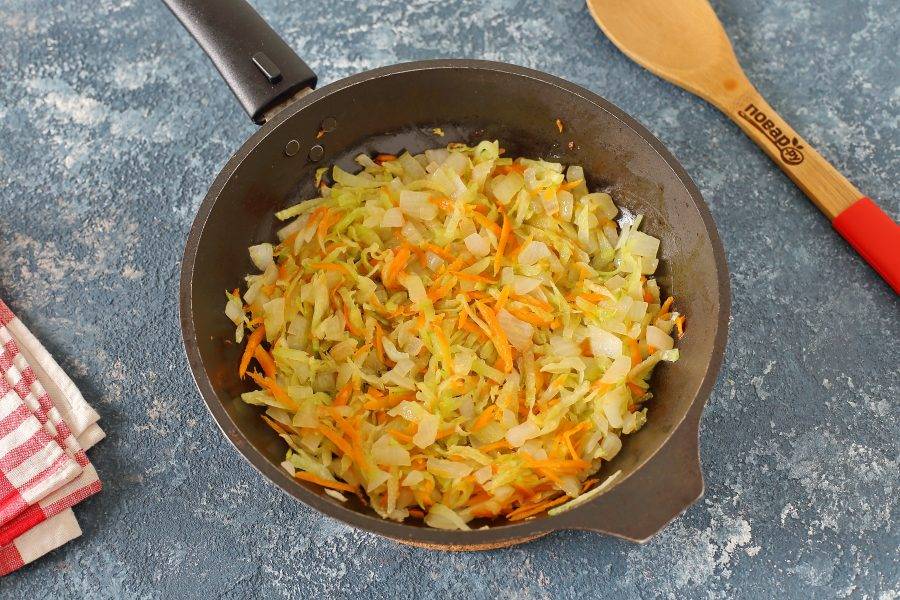 В сковороде разогрейте масло. Выложите лук, морковь, редьку и обжарьте до мягкости.