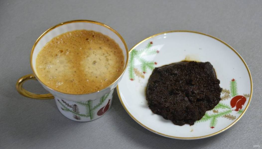 Сварите крепкий кофе, при этом кофейный жмых не выбрасывайте. Охладите до комнатной температуры. Если вы варите кофе в турке, то просто охладите его полностью.
