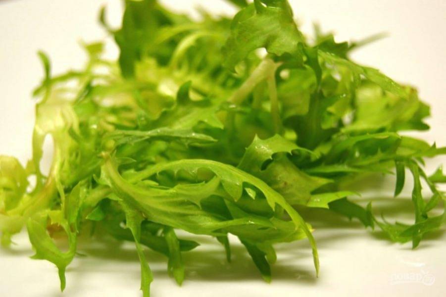 4. Листья салата промойте, разберите и выложите на плоскую тарелку.