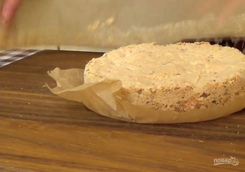 3. Аккуратно в несколько приемов добавьте сахарно-ореховую смесь к белкам. Разъемные формы выстелите бумагой для выпечки и равномерно распределите в них тесто. Отправьте в разогретую до 150 градусов духовку на 2 часа. 
