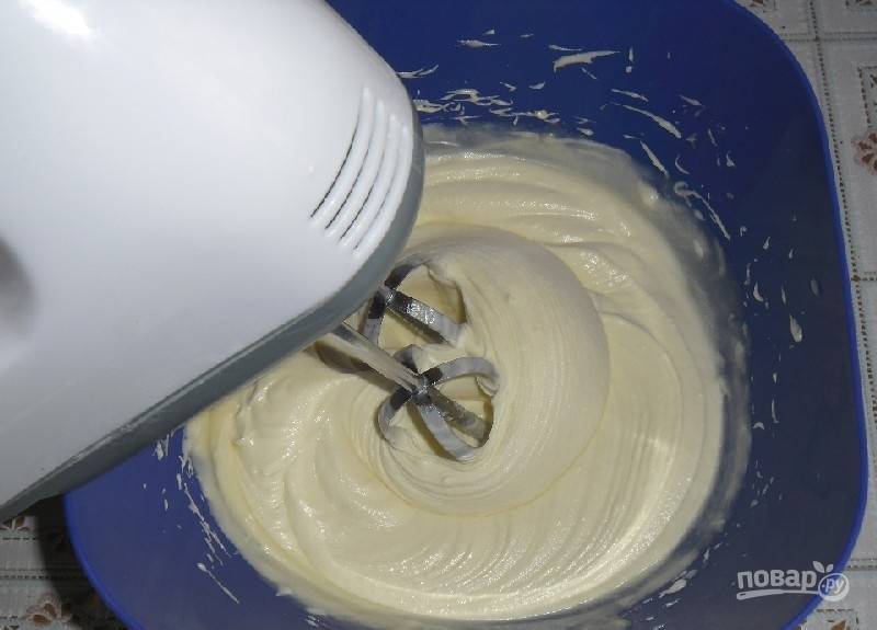 Сделайте крем: мягкое масло взбейте миксером со сгущёнкой.