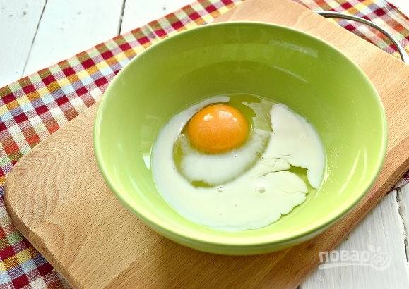 2. В небольшую мисочку вбейте яйцо. Добавьте молоко и соль, взбейте до однородности. 