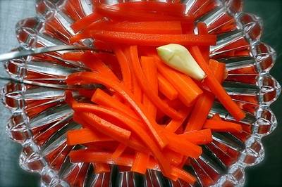 Морковь отвариваем, нарезаем на полоски.