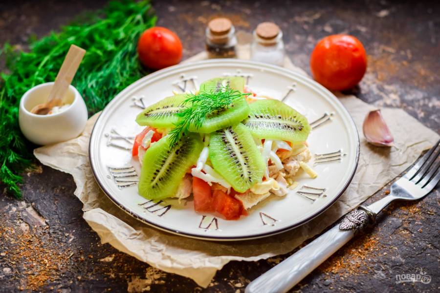 Салат с курицей, яблоком и грецкими орехами — простой рецепт