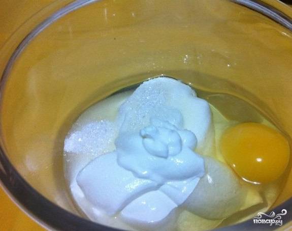 4. В отдельной посуде перемешайте яйцо, 1 ст. ложку сахара и сметану.