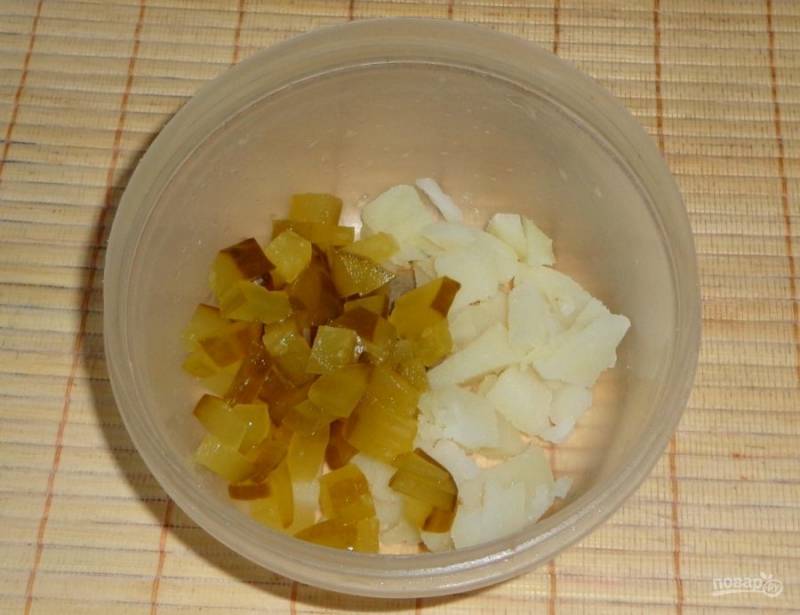 Отварной картофель и соленый огурец порезать небольшими кусочками.