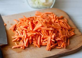 Морковь очищаем и нарезаем тонкой соломкой.