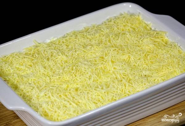 8. Натрите на терке сыр, присыпьте им все сверху. Отправьте форму в духовку и запекайте примерно час. 