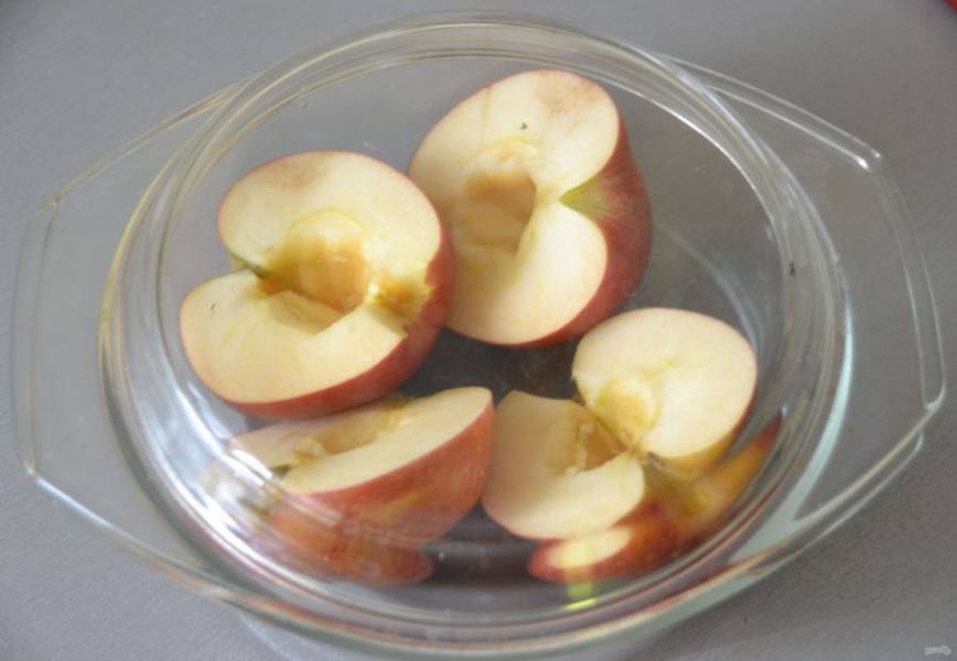 Очистите яблоки от сердцевинки, выложите в закрытую посуду и отправьте для запекания в микроволновую печь на 5 минут.