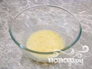 Отделить яичные белки от желтков, взбить желтки с сахаром и 5 столовыми ложками горячей воды.
