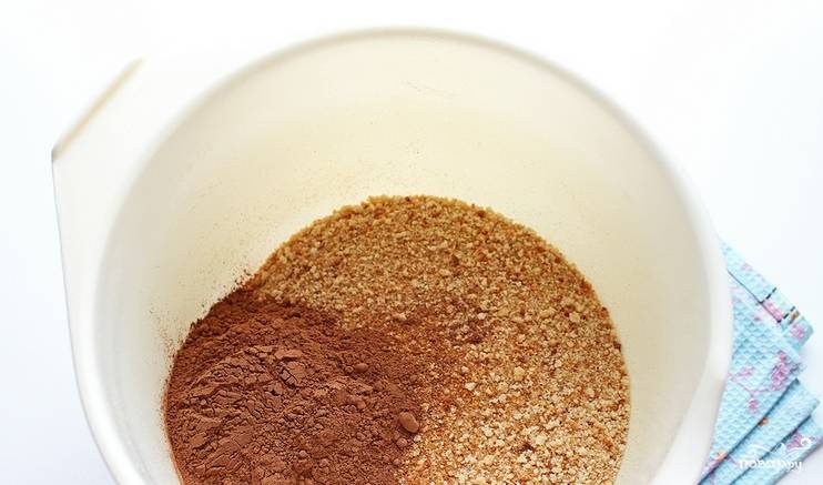 Ванильные сухари пропускаем через мясорубку или измельчаем при помощи блендера. Добавьте сахар и какао, перемешайте.