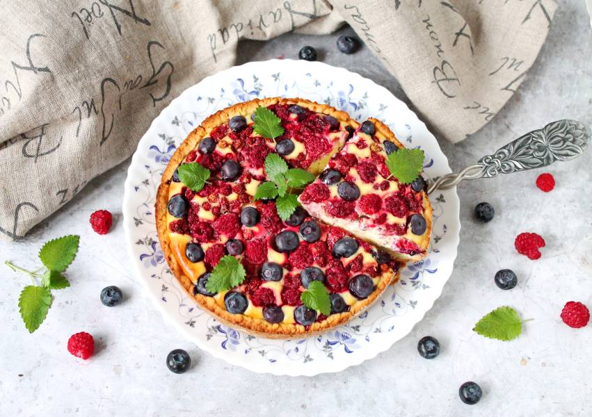 Воздушный бисквитный торт с ягодами и маскарпоне