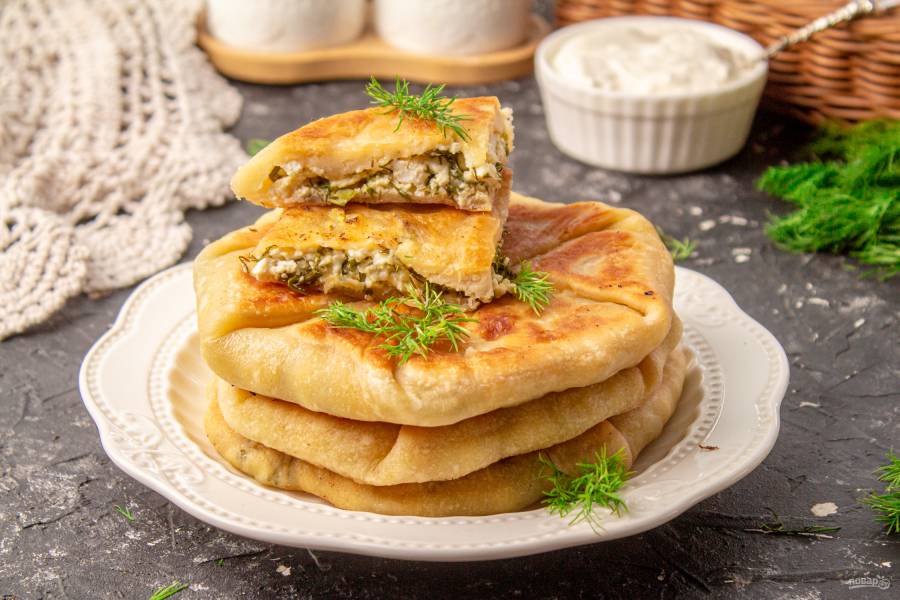 Лепешки молдавские Плацинды с творогом, сыром и зеленью простой рецепт пошаговый
