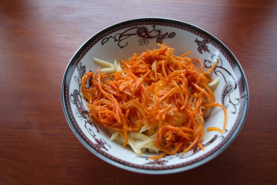 Добавьте морковку по-корейски. Будет лучше, если вы ее слегка порежете на более короткие кусочки.