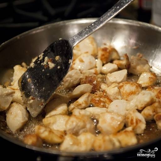6. Нагрейте в сковороде немного растительного масла, для вкуса добавьте кунжутного масла. Используйте сковороду вок, если она у вас есть. Выложите куриные кусочки и жарьте, помешивая, до золотисто-коричневого цвета. Затем выложите на отдельную тарелку.