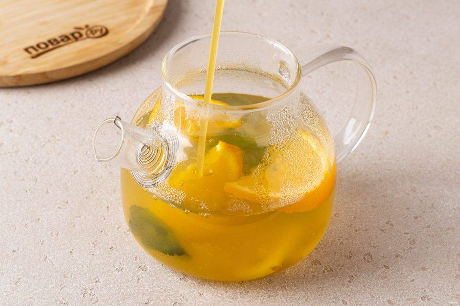 Влейте в чай нектар манго и добавьте подсластитель по вкусу.