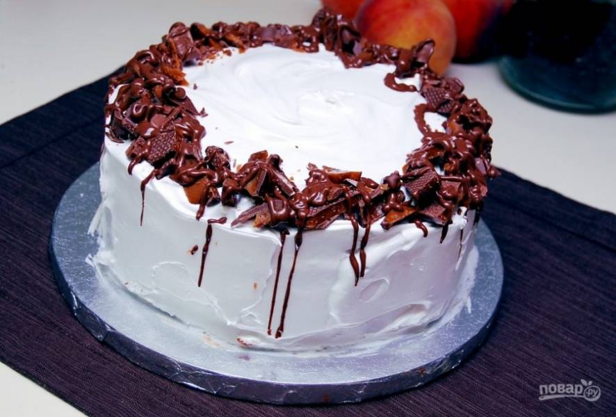 10. И, наконец, украсьте торт сверху подплавленным шоколадом. Дайте торту настояться в холодильнике 2 часа. Приятного чаепития!