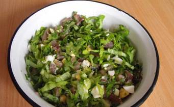 В салатнице соедините: сельдь, листья салата и яйца, а также измельченный зеленый лук. Перемешайте.