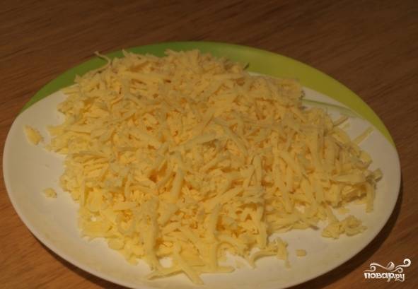 2. Натрите сыр на мелкой терке.