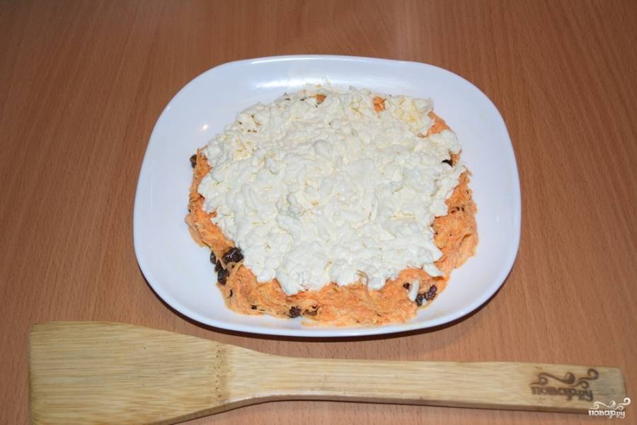 Смешайте натертый на терке плавленый сыр и немного майонеза. Массу уложите на слой моркови.
