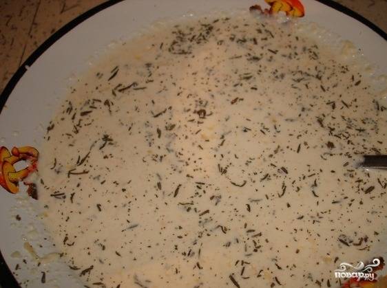 Приготовьте соус. Смешайте натёртый сыр, сливки, травы, мелконарезанный лук, горчицу и соль.