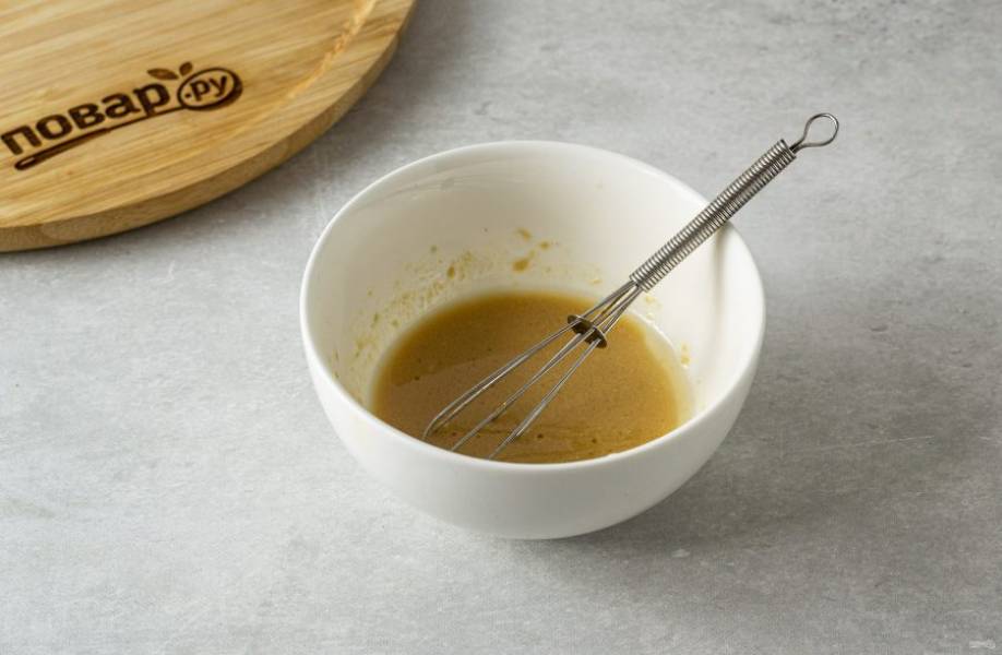 В небольшой миске смешайте оливковое масло, лимонный сок, мисо и пищевые дрожжи. Добавьте пару ложек воды для однородной консистенции.