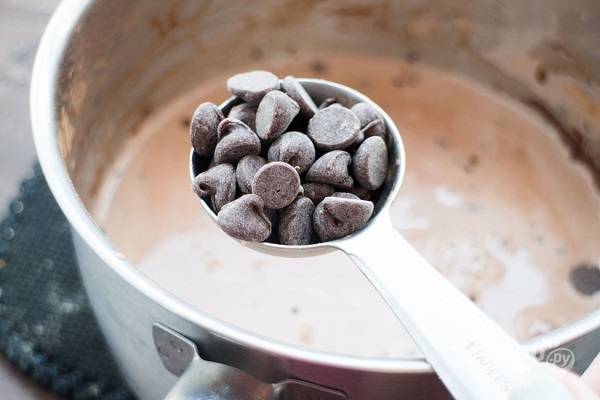3. Добавьте шоколадные дропсы. 