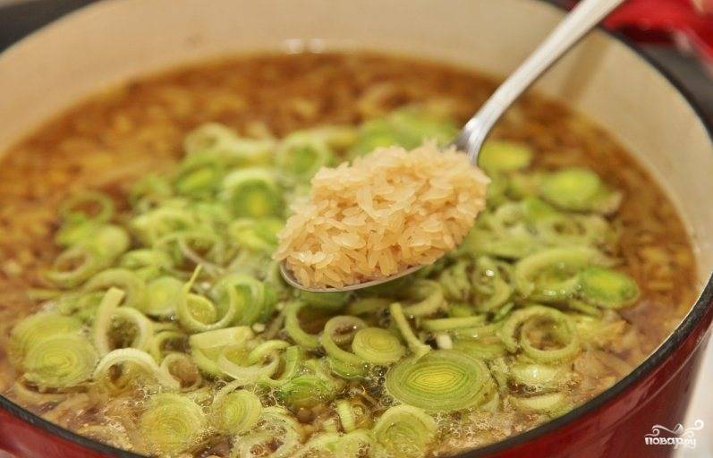 Затем добавляем в суп зеленую часть лука-порея и рис.