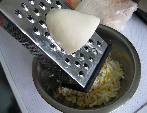 2. Натереть на крупной терке. Сыр лучше использовать соленый, в данном случае - сулугуни. Тоже натереть. 