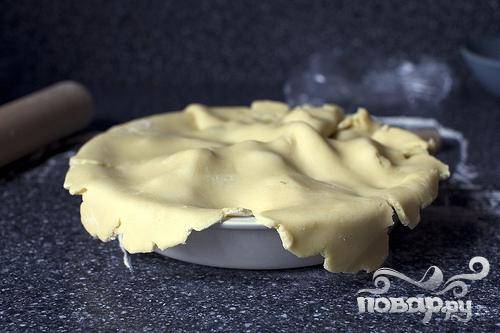 3. Раскатать тесто на хорошо посыпанной мукой поверхности и выложить его поверх начинки, формируя аккуратный навес. Смазать тесто молоком или сливками при помощи кисти, посыпать сахаром и выпекать пирог в течение 40 минут, до слегка золотистого цвета сверху. 