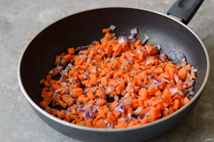 Нарежьте лук и морковь на мелкие кубики. Обжарьте в масле до золотистого цвета. 