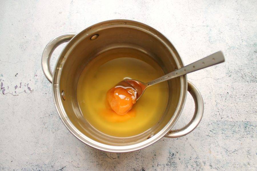 Лимонный отвар процедите и добавьте в отвар мед. Все хорошо перемешайте до растворения меда.