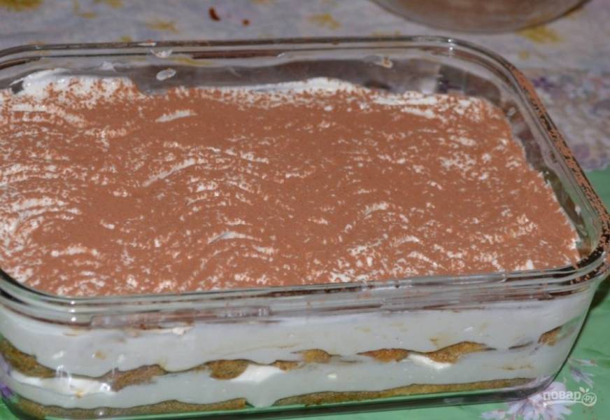 14. Посыпаем какао и отправляем в холодильник пропитываться минимум на 2 часа. Если вы видите слой печенья, значит вы все сделали правильно и крем приготовлен тоже правильно.