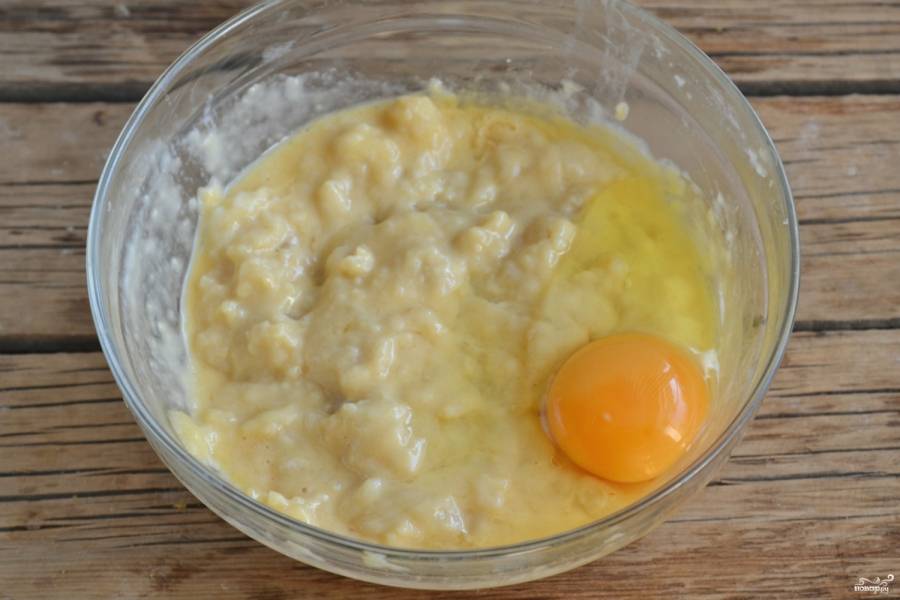Остудите полученную массу. Очень быстро это можно сделать, переложив ее в другую миску. Затем постепенно добавляйте по одному яйца и хорошо вымешивайте тесто. 