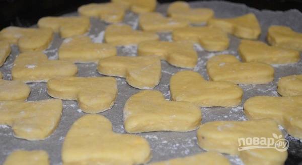 Тесто раскатайте толщиной в 0,5 см. Вырежьте из него печенье любой формы.