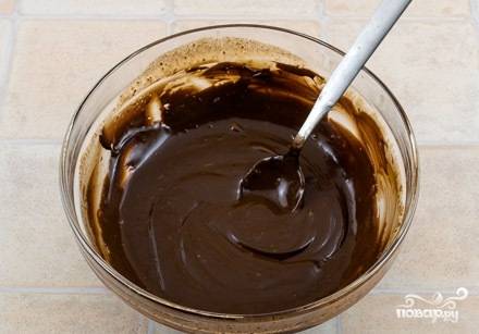 Пока приготовьте глазурь. Сильно нагрейте оставшееся масло со сливками. Потом сразу же влейте смесь к раздробленному шоколаду. Мешайте глазурь, пока она не станет однородной по консистенции.